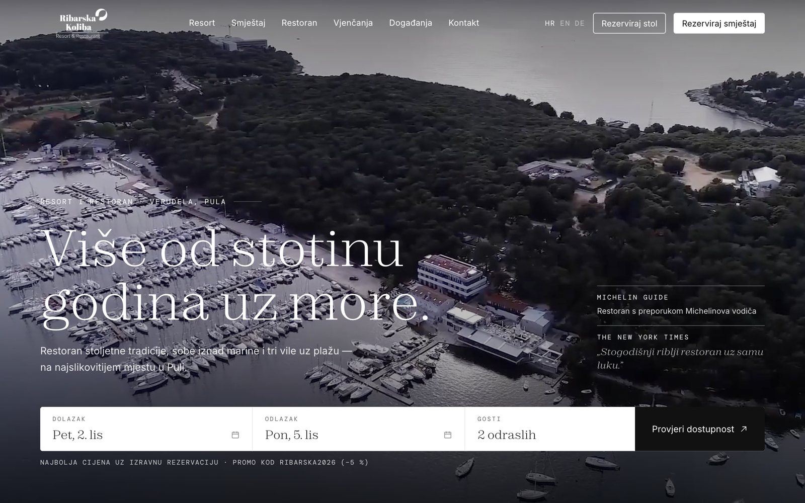 Homepage del nuovo sito di Ribarska Koliba con veduta aerea del porto turistico di Veruda e barra per la prenotazione dell’alloggio