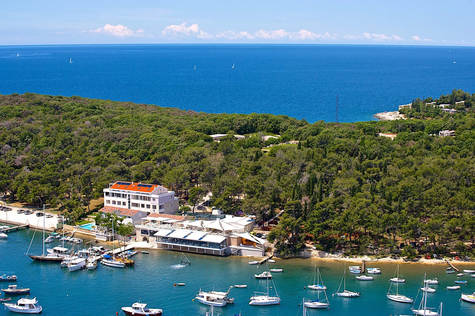 Veduta aerea del resort Ribarska Koliba, del porto turistico di Veruda e della pineta di Verudela